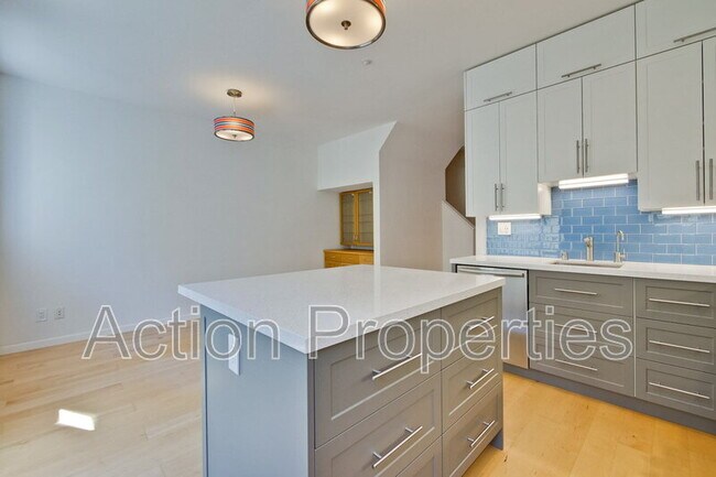 Building Photo - 158 Holly Ct