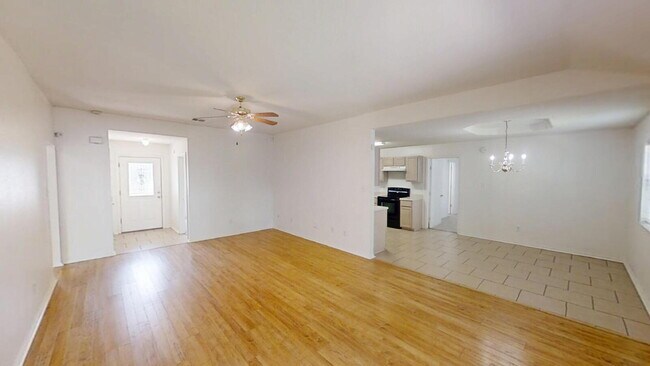 Building Photo - This spacious 4 bedroom, 2 bathroom home is waiting for you!