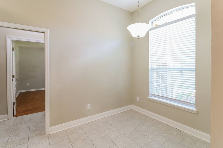 Building Photo - 717 S Lake Cunningham Ave