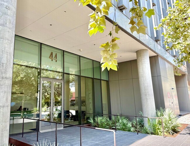 Building Photo - Gorgeous 30th Floor 2BD / 2BA Corner Sky R...