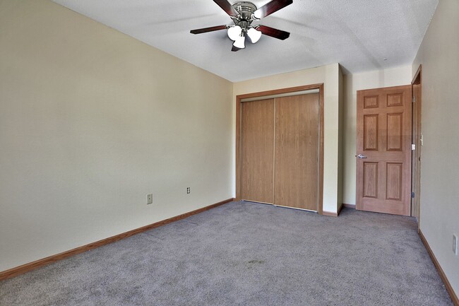 Building Photo - 6001-6023 E Viking Blvd