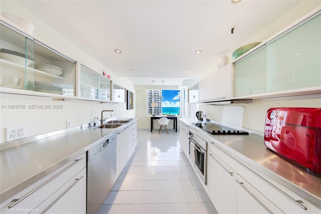 Building Photo - 400 South Pointe Dr