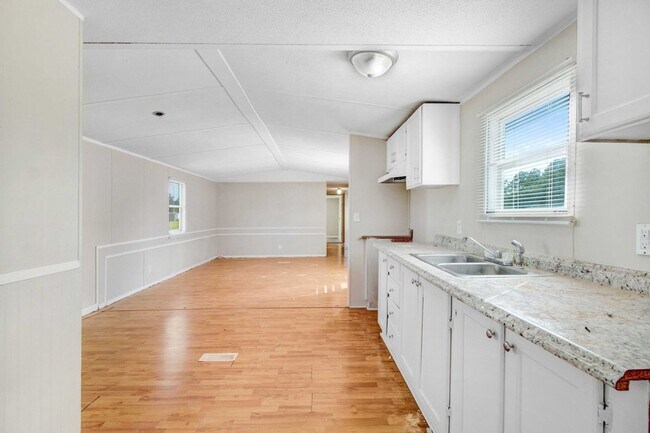 Building Photo - Newly Renovated! 3 Bedroom | 2 Bathroom Mo...