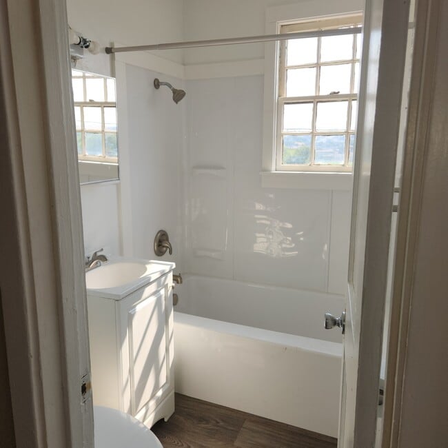 Building Photo - 1415 NW Carden Ave