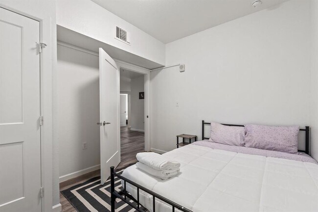 Building Photo - 911 W 22nd St