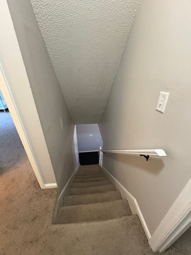 Building Photo - Lovely 2 bedroom 1.5 Bath