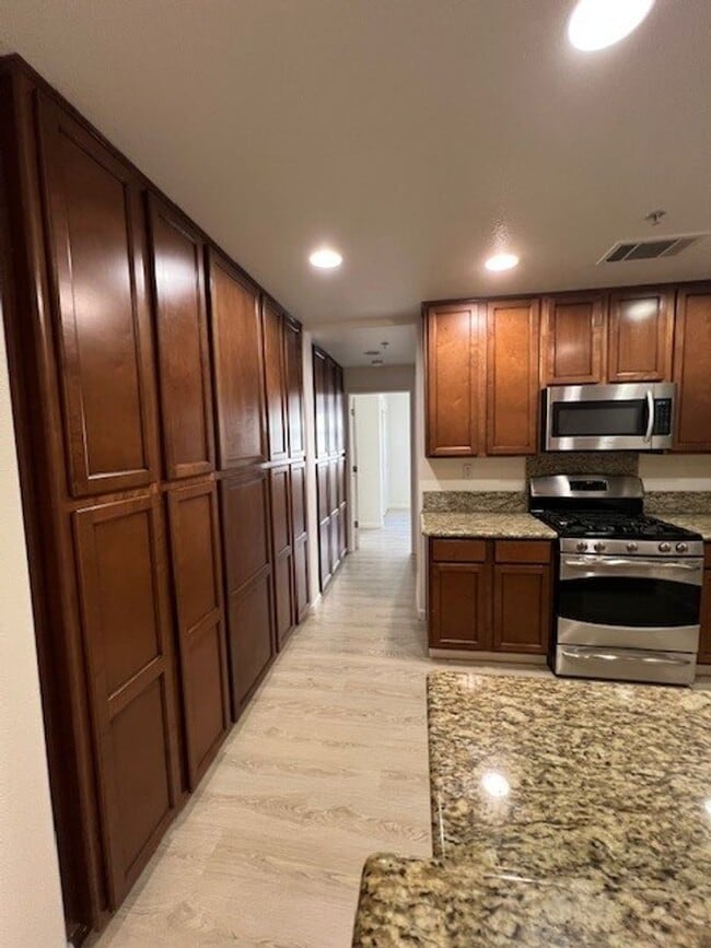 Building Photo - Gorgeous 3 Bed/3 Bath Home in Peaceful Community - Impeccably Maintained