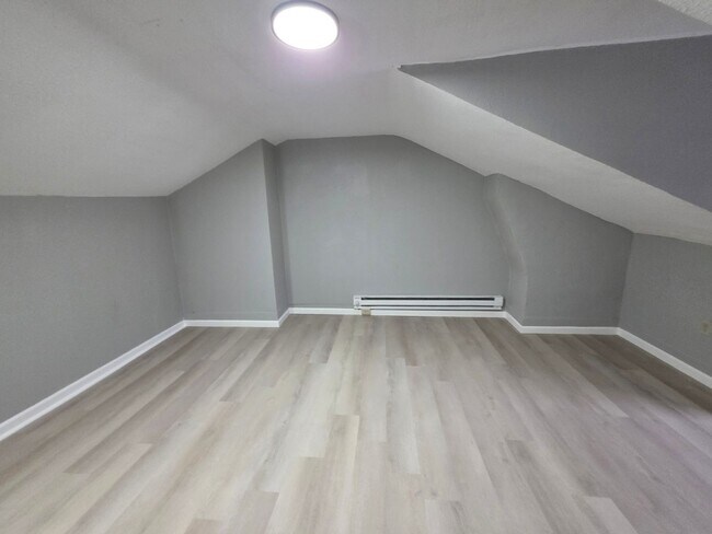 Building Photo - Newly Updated 3 bedroom 1 bathroom Apartment for Rent!