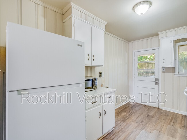 Building Photo - 6 Ronnie Ave