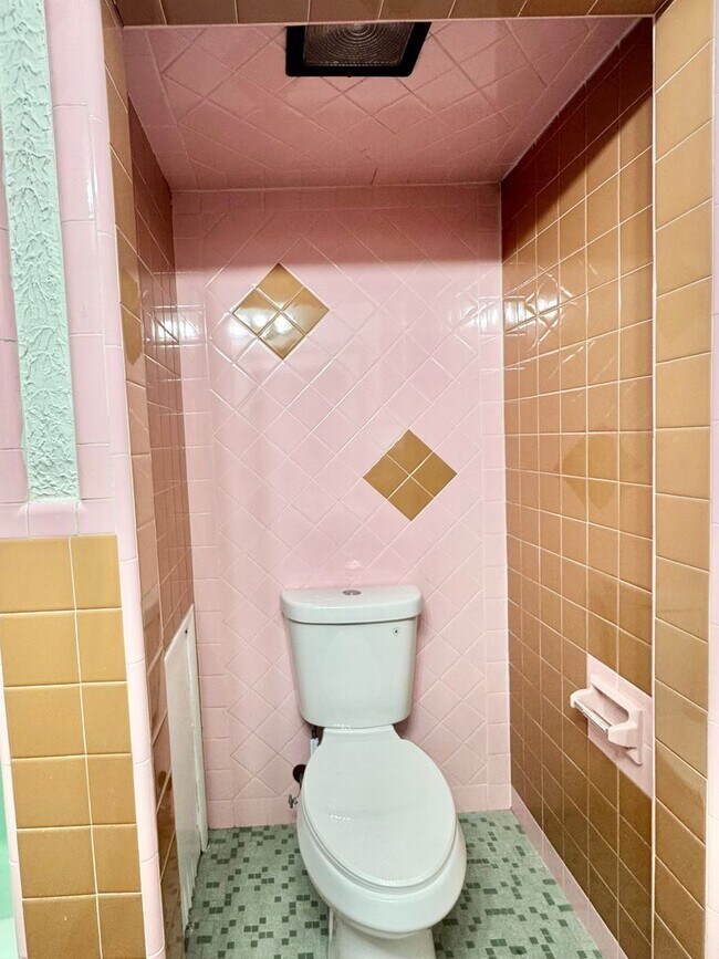 Building Photo - 5027 Walnut St