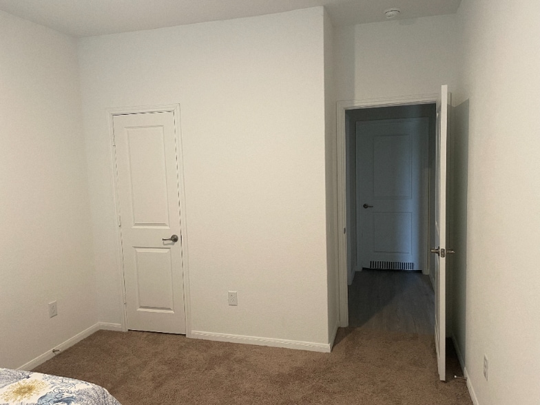 Building Photo - 1050 Crenshaw Wy