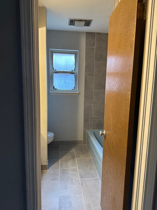 Building Photo - 6722 E 75th St S