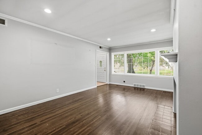 Building Photo - Midtown Tulsa | 3 Bed | 2 Bath | Recently Renovated