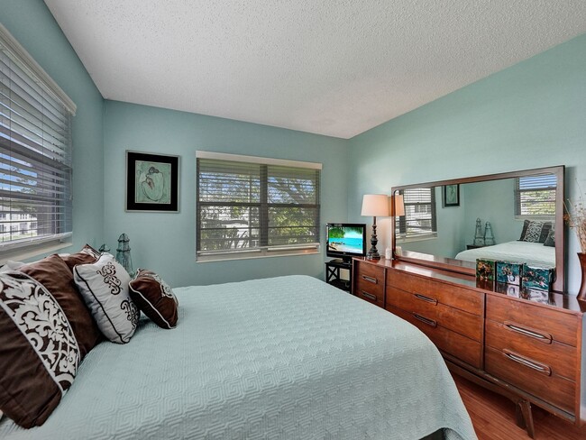 Building Photo - Beautiful fully furnished 2 bedroom 1.5 bath.