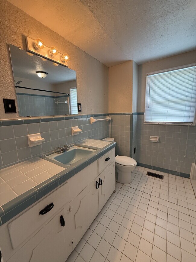 Building Photo - "Charming 4-Bedroom Home with Hardwood Floors on Ready Section Road!"