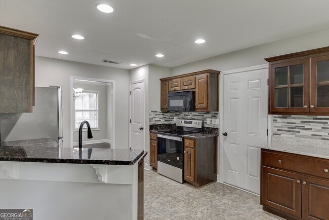 Building Photo - 323 Deer Run Dr