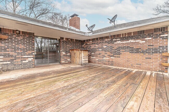 Building Photo - Beautiful home in an established neighborhood with a new roof is waiting for you!