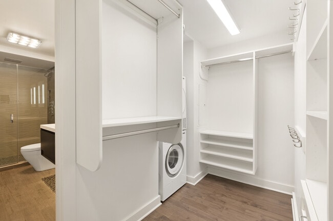 Building Photo - 200 E Delaware Pl