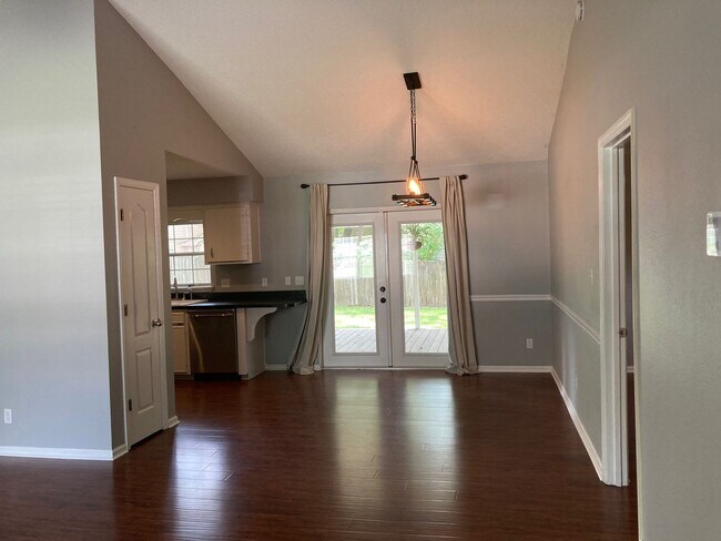 Building Photo - 3 bed 2 bath house, 1-car garage and fenced-in yard! Available May 15