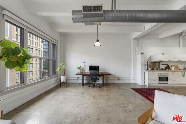 Building Photo - 814 S Spring St