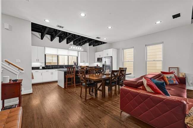 Building Photo - 1107 W 21st St