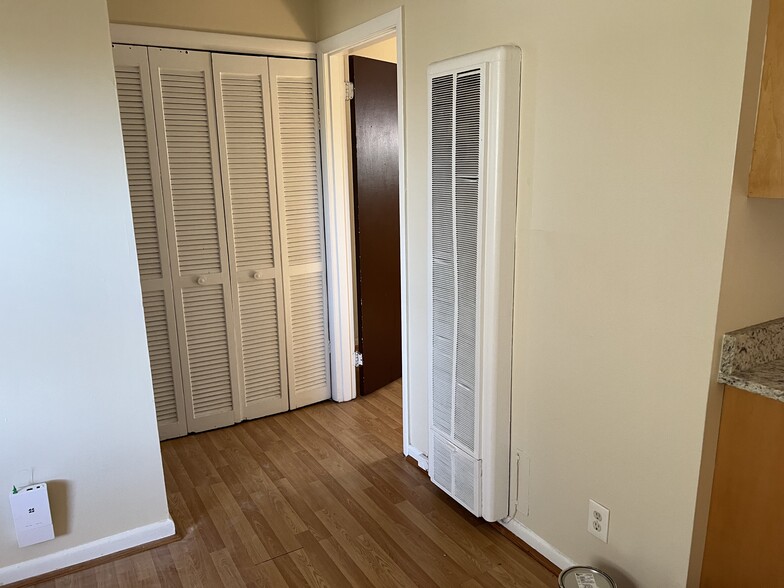 Building Photo - 860 Monroe Dr NE