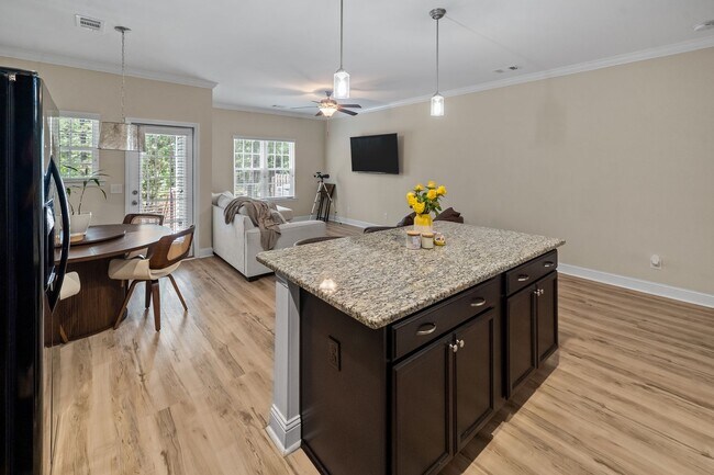 Building Photo - 3 Bedroom Townhome Across from Richmond Hill Golf Club