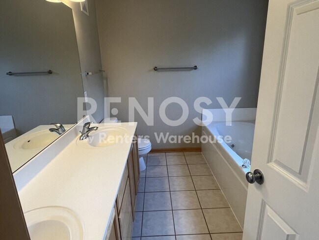 Building Photo - Available Now 3 Bedroom 1 Bath 1 Powder Room Townhome in Eden Prairie