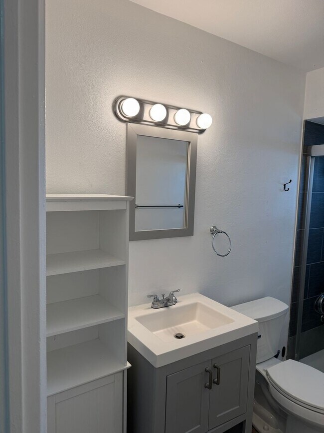 Building Photo - 2 Bedroom 1 Bath Home with Den/Office