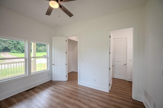 Building Photo - 1993 Reynolds Dr SW