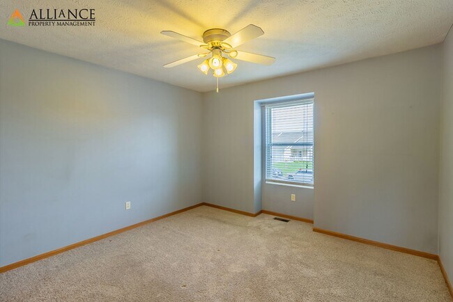 Building Photo - Spacious Duplex ~ Open Kitchen with Breakfast Bar!