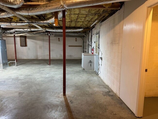 Building Photo - Sango! 3 Bed/2.5 Bath with unfinished base...