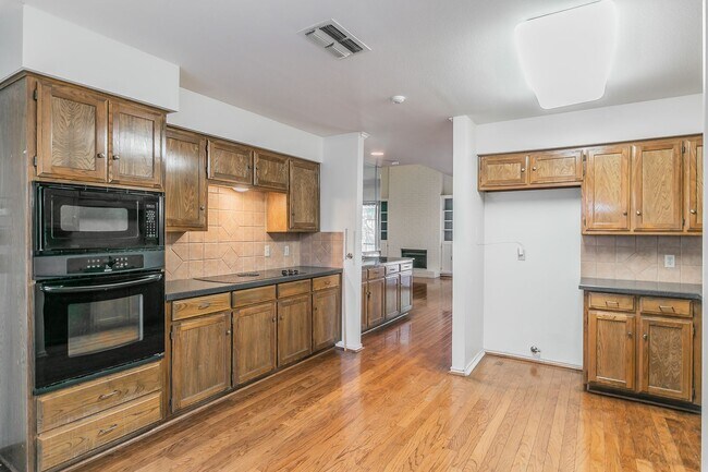 Building Photo - BEAUTIFUL and SPACIOUS Townhome in Ideal L...