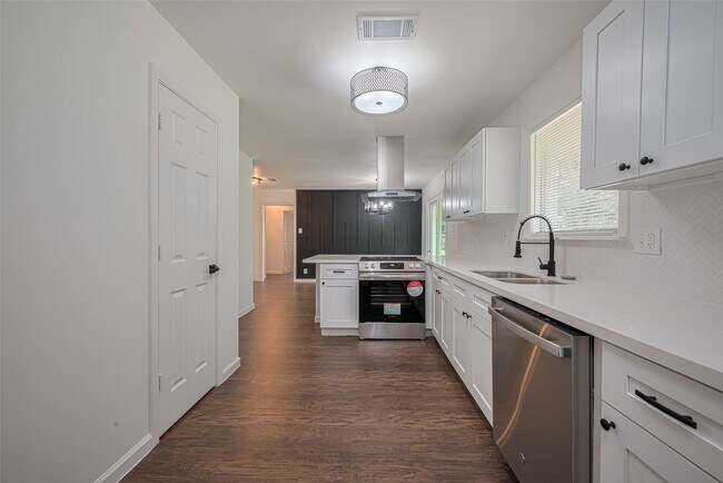Building Photo - 2112 Walnut Ln