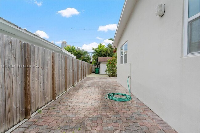 Building Photo - 300 187th St