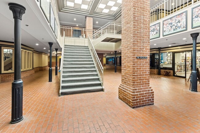 Building Photo - Rare Find! 2 Bedroom 2 Bath Condo at Magnolia Plaza