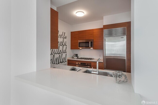 Building Photo - 425 1st St
