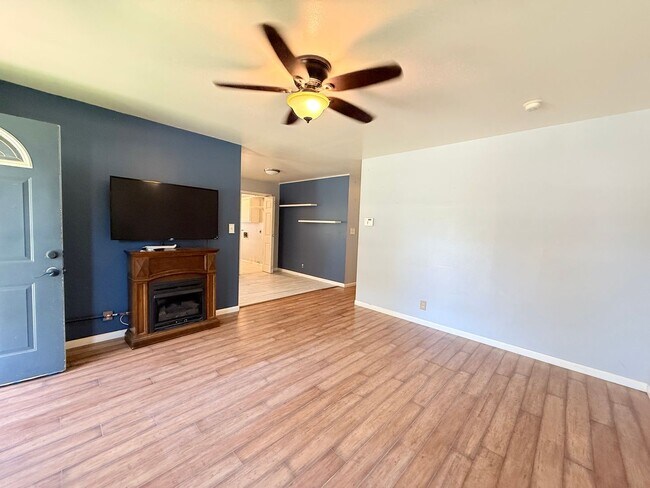 Building Photo - Adorable 3/1 Bungalow with $150 flat fee utilities