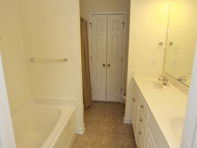 Building Photo - Spacious End Unit Townhome Convenient to Brier Creek!