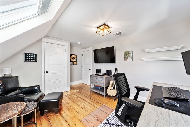 Building Photo - 814 Main St