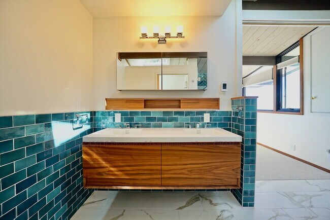 Building Photo - Unmatched Quality and Unparalleled Views F...