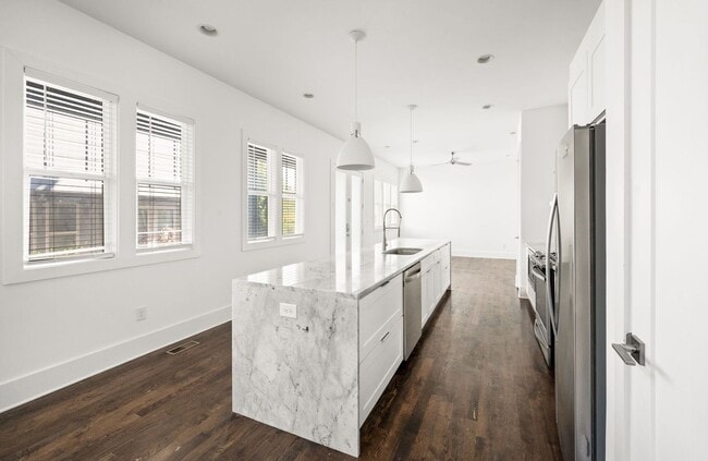 Building Photo - Modern 3BR/3.5BA home in Sylvan Summit, just minutes from downtown!