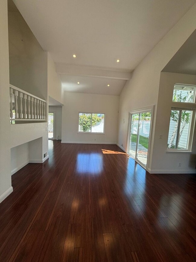 Building Photo - Stylish Redwood Shores Home with Vaulted Ceilings & Private Yard