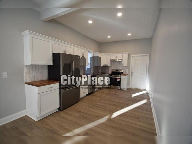 Building Photo - 2224 N Kenwood Ave