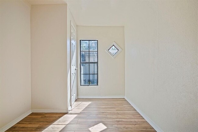 Building Photo - 2812 S Broadway Ave