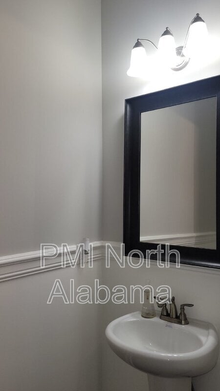 Building Photo - 130 Creekmound Dr