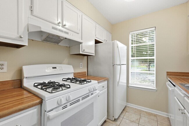 Building Photo - Prime Niceville Location!