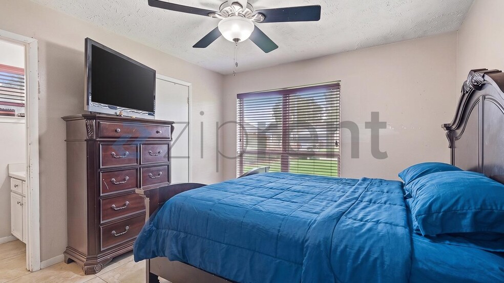 Building Photo - Unit