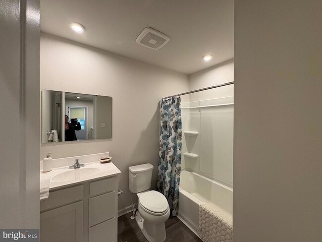 Building Photo - 27003 Greenleaf Dr