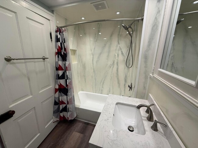 Building Photo - 160 1/2 W Mound St